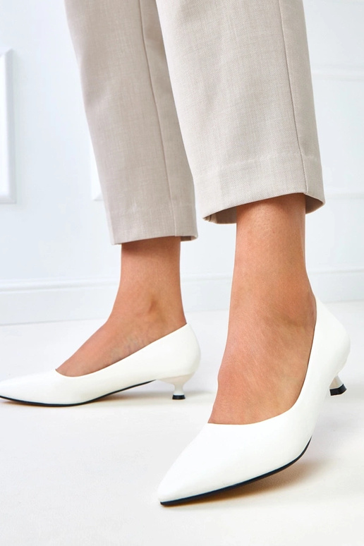 Valkoiset kengät matalalla korolla,...