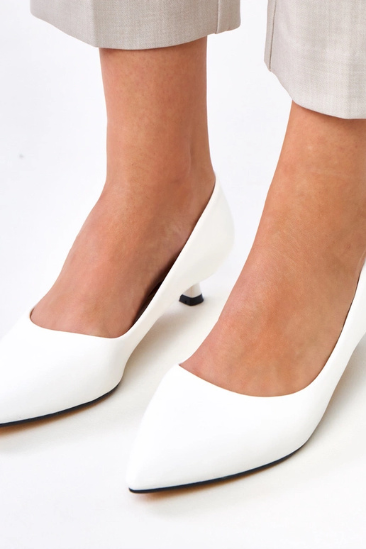 Valkoiset kengät matalalla korolla,...