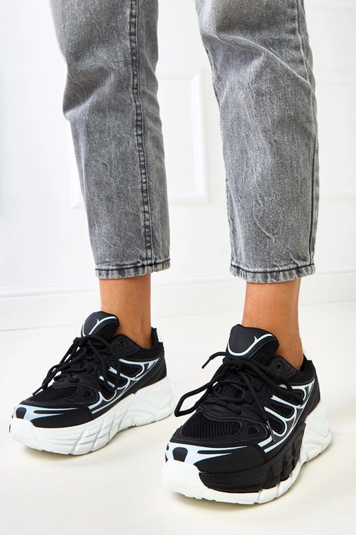 Musta urheilukenkä massiivisella... Musta urheilukenkä massiivisella...