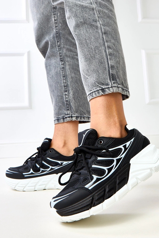 Musta urheilukenkä massiivisella... Musta urheilukenkä massiivisella...