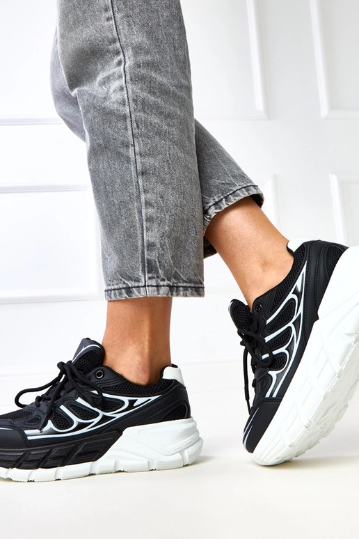 Musta urheilukenkä massiivisella... Musta urheilukenkä massiivisella...