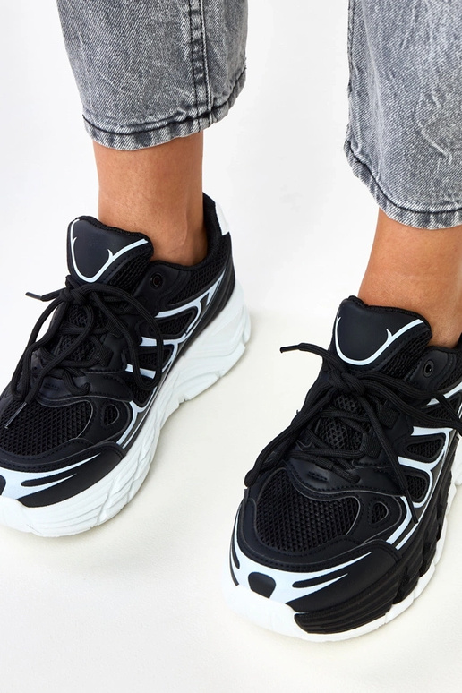 Musta urheilukenkä massiivisella... Musta urheilukenkä massiivisella...