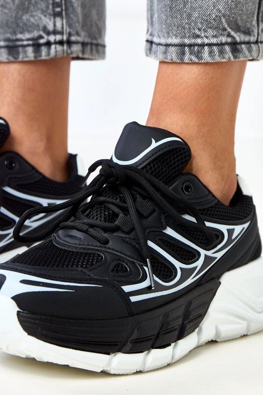 Musta urheilukenkä massiivisella... Musta urheilukenkä massiivisella...