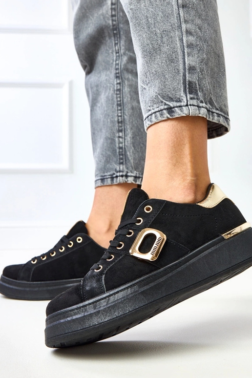 Laumen mustad spordijalatsid... Laumen mustad spordijalatsid...