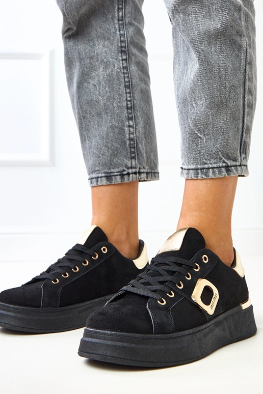 Laumen mustad spordijalatsid... Laumen mustad spordijalatsid...