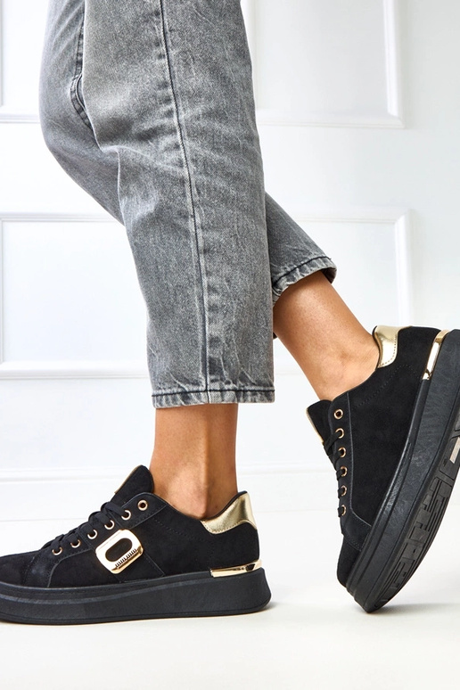 Laumen mustad spordijalatsid... Laumen mustad spordijalatsid...