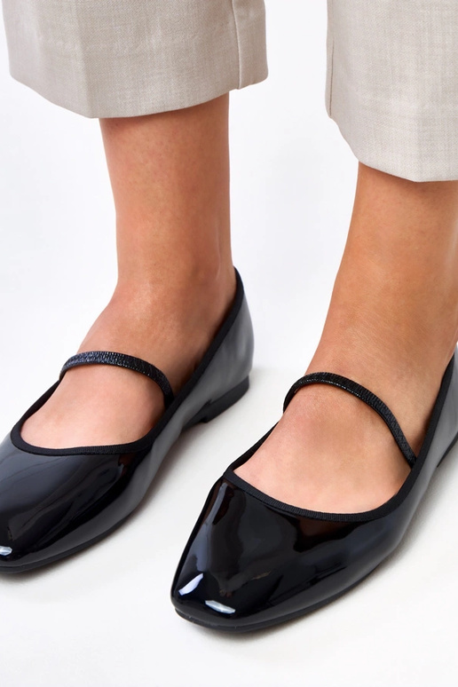 Lantos mustad lakitud ballerina... Lantos mustad lakitud ballerina...