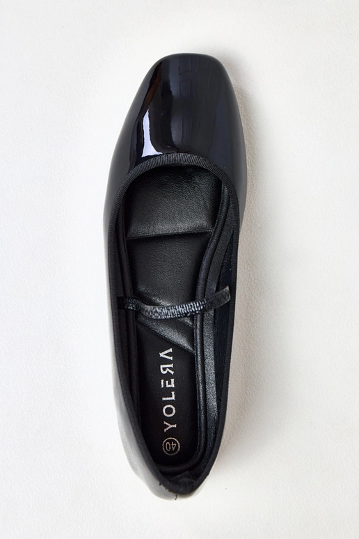 Lantos mustad lakitud ballerina... Lantos mustad lakitud ballerina...