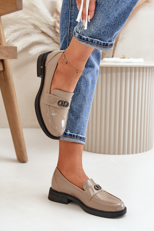 Läikivad nahast mokasiinid beeži...