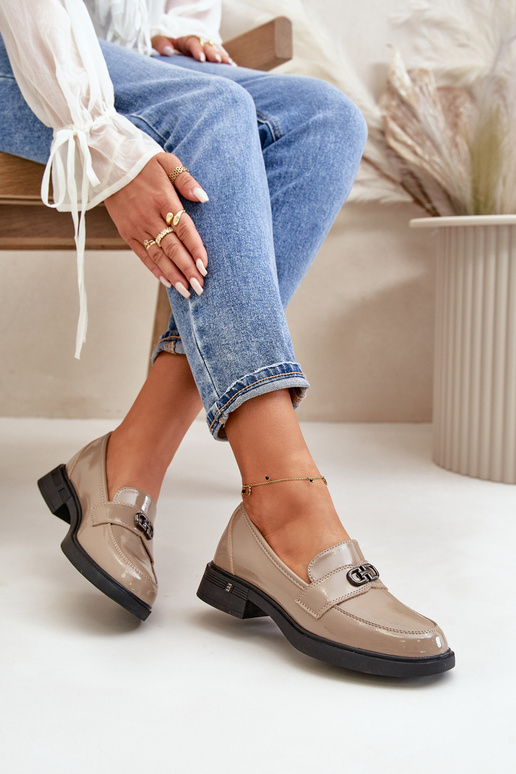 Läikivad nahast mokasiinid beeži...