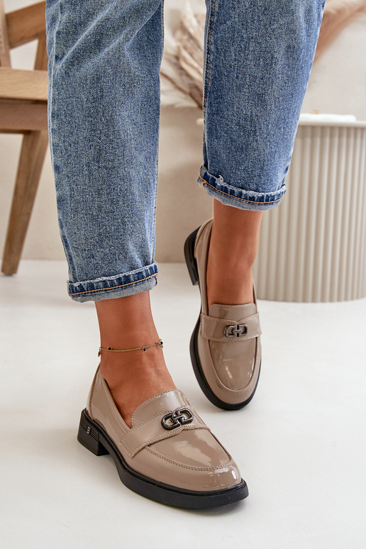 Läikivad nahast mokasiinid beeži...