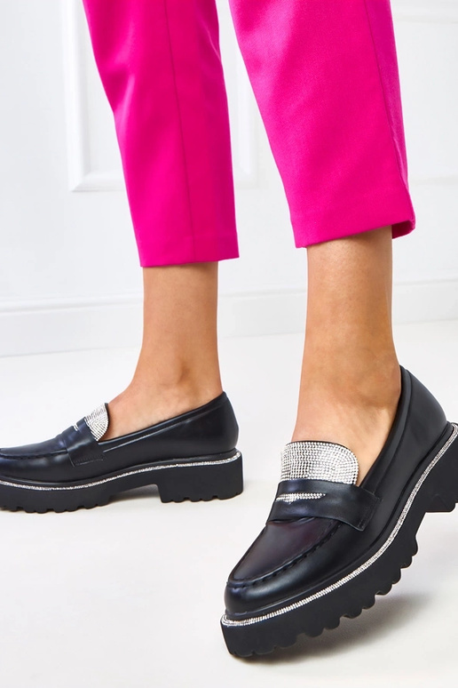 Naistelised mustad mokasiinid...