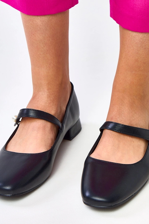 Mustad madalad kingad dekoratiivse...