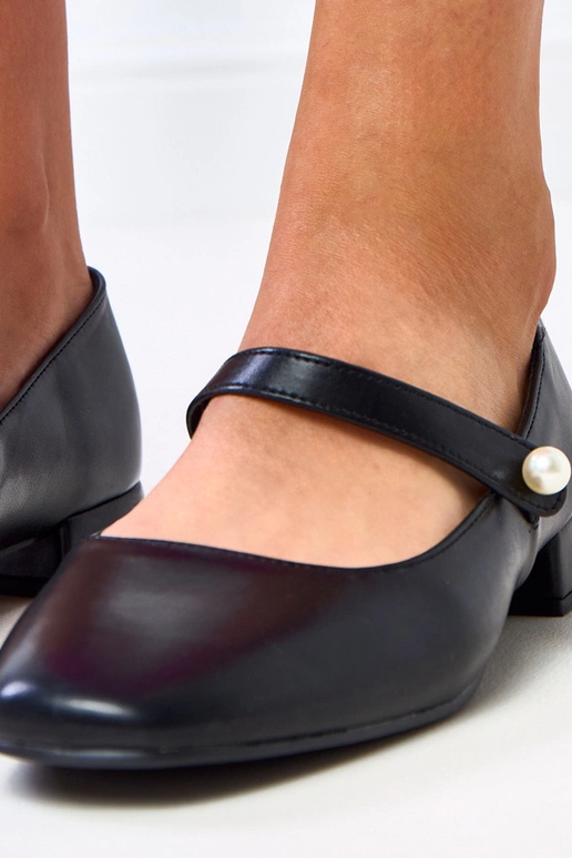 Mustad madalad kingad dekoratiivse...