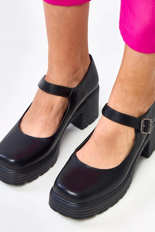 Mustad poolsaapad kontsaga ja...