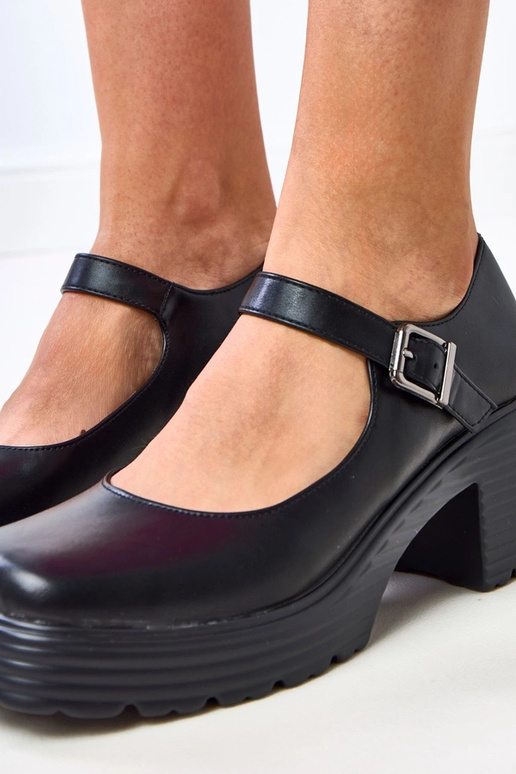 Mustad poolsaapad kontsaga ja...