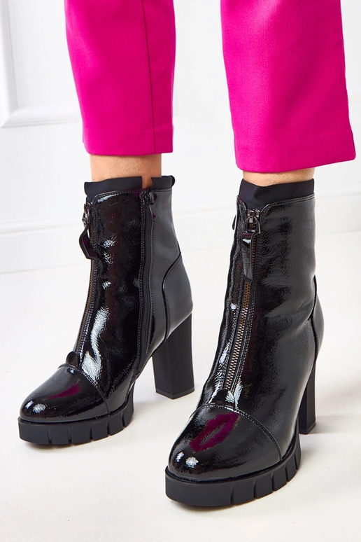 Mustad lakitud saapad stulpelil Sasa Mustad lakitud saapad stulpelil Sasa