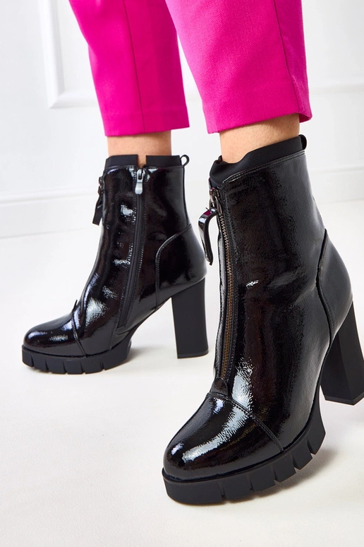 Mustad lakitud saapad stulpelil Sasa Mustad lakitud saapad stulpelil Sasa