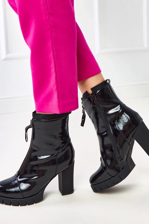 Mustad lakitud saapad stulpelil Sasa Mustad lakitud saapad stulpelil Sasa