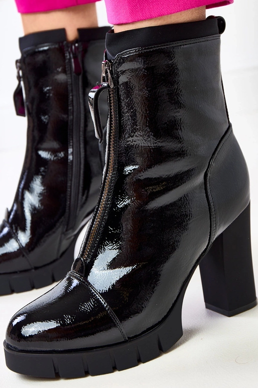 Mustad lakitud saapad stulpelil Sasa Mustad lakitud saapad stulpelil Sasa