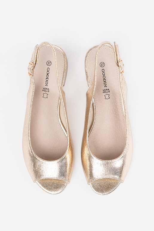 Kuldne värv sandaalid madala kontsaga Kuldne värv sandaalid madala kontsaga