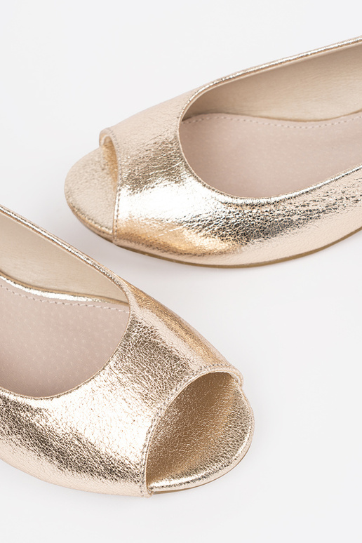 Kuldne värv sandaalid madala kontsaga Kuldne värv sandaalid madala kontsaga