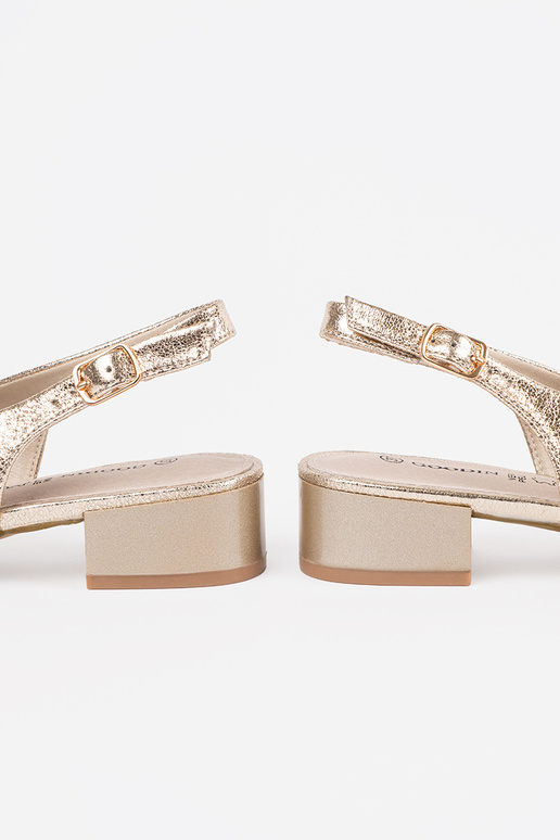 Kuldne värv sandaalid madala kontsaga Kuldne värv sandaalid madala kontsaga