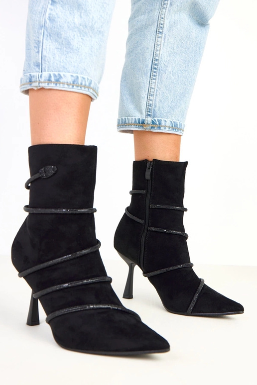 Mustad saapad kontsaga kaunistatud... Mustad saapad kontsaga kaunistatud...