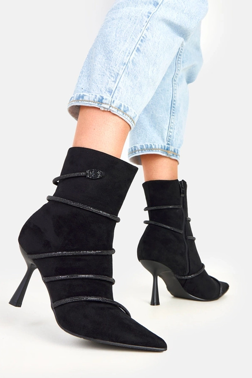 Mustad saapad kontsaga kaunistatud... Mustad saapad kontsaga kaunistatud...