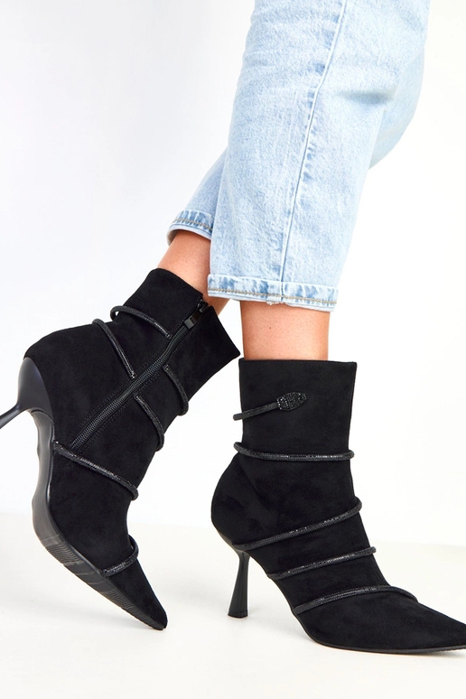 Mustad saapad kontsaga kaunistatud... Mustad saapad kontsaga kaunistatud...