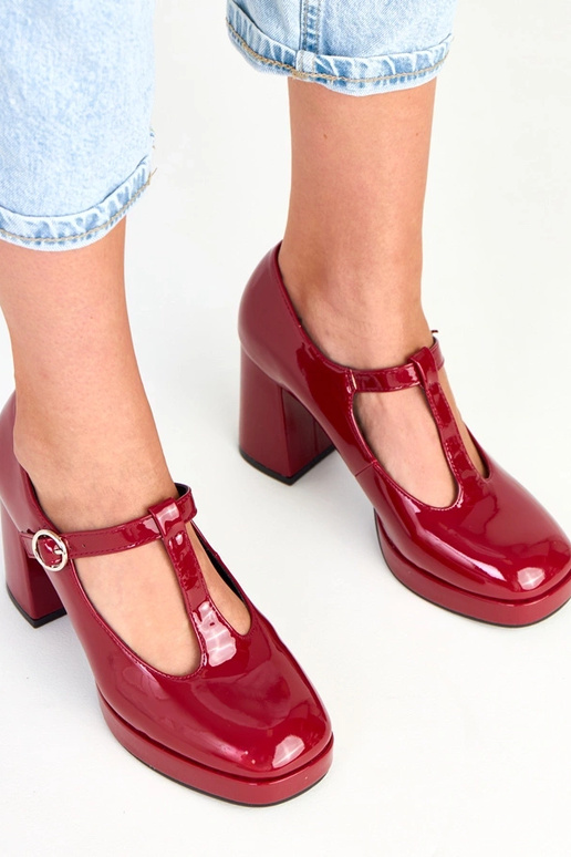 Bordo poolsaapad postamentkannaga... Bordo poolsaapad postamentkannaga...