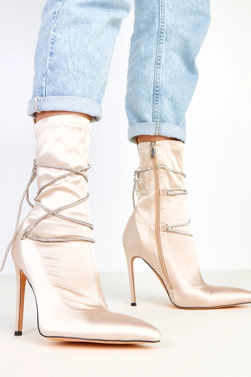 Šampanja värvi satiinsed saapad... Šampanja värvi satiinsed saapad...