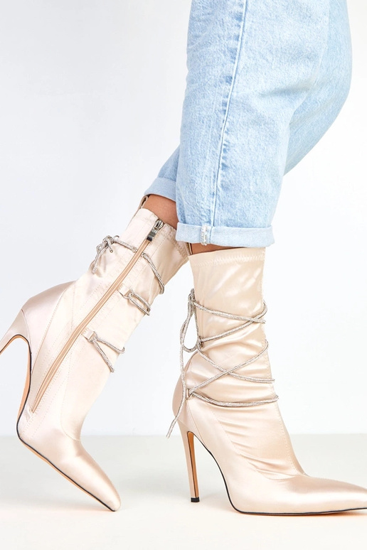 Šampanja värvi satiinsed saapad... Šampanja värvi satiinsed saapad...