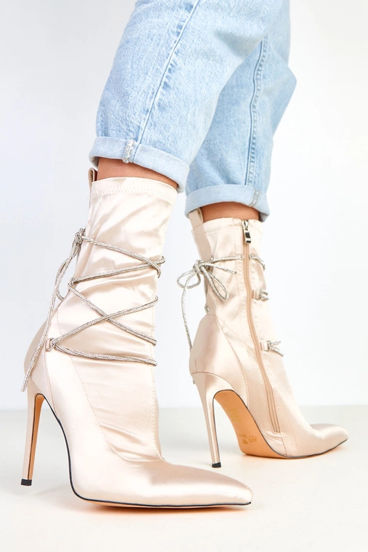 Šampanja värvi satiinsed saapad... Šampanja värvi satiinsed saapad...