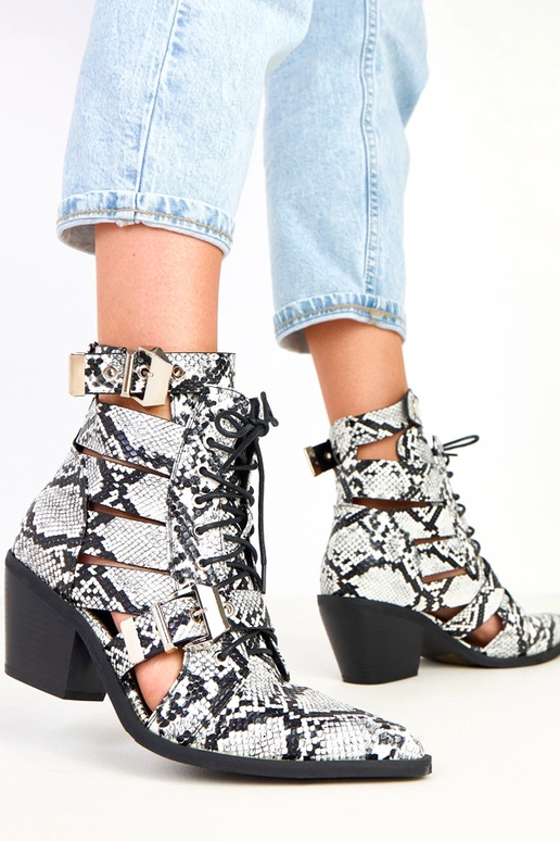 Must-valged saapad postamentkannaga... Must-valged saapad postamentkannaga...