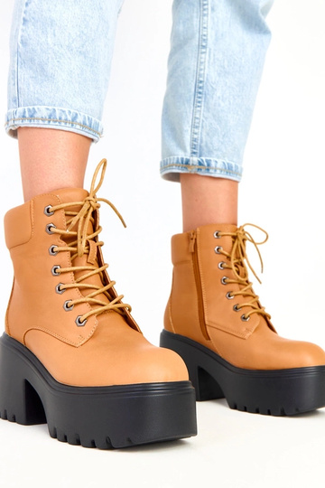 Pruunid saapad massiivse...