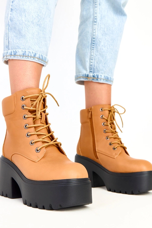 Pruunid saapad massiivse kanna ja... Pruunid saapad massiivse kanna ja...