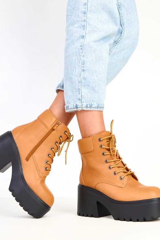 Pruunid saapad massiivse kanna ja... Pruunid saapad massiivse kanna ja...