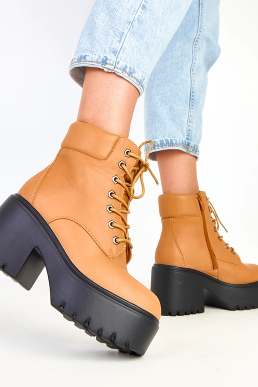 Pruunid saapad massiivse kanna ja... Pruunid saapad massiivse kanna ja...