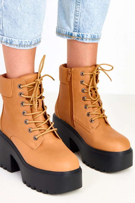 Pruunid saapad massiivse kanna ja... Pruunid saapad massiivse kanna ja...