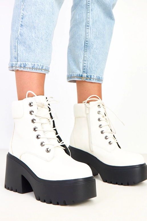 Valged saapad massiivse kanna ja... Valged saapad massiivse kanna ja...