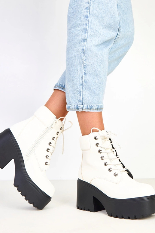 Valged saapad massiivse kanna ja... Valged saapad massiivse kanna ja...