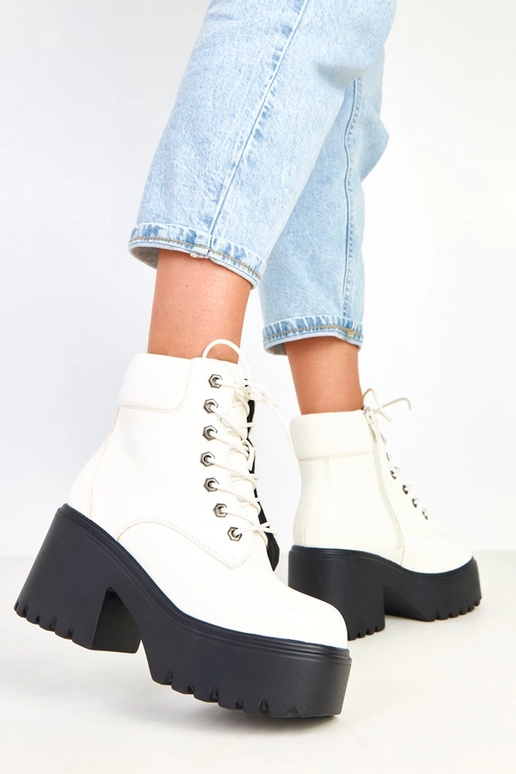 Valged saapad massiivse kanna ja... Valged saapad massiivse kanna ja...