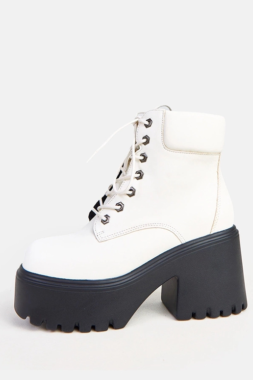 Valged saapad massiivse kanna ja... Valged saapad massiivse kanna ja...