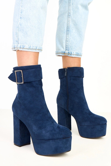 Tumedad sinised saapad...