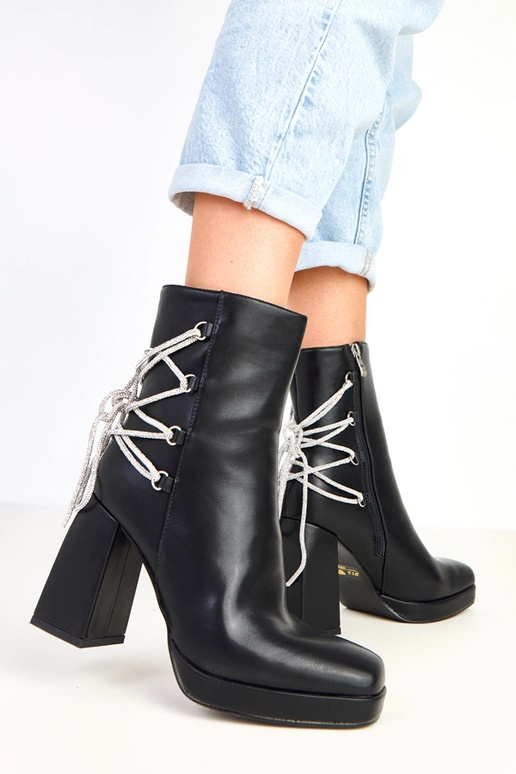 Nancy mustad saapad kõrgel kontsal...