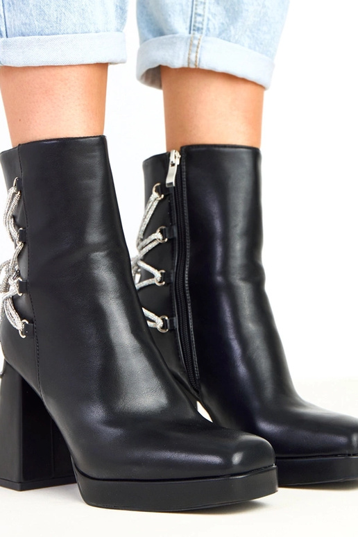 Nancy mustad saapad kõrgel kontsal...