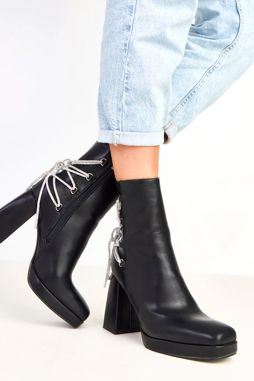 Nancy mustad saapad kõrgel kontsal...