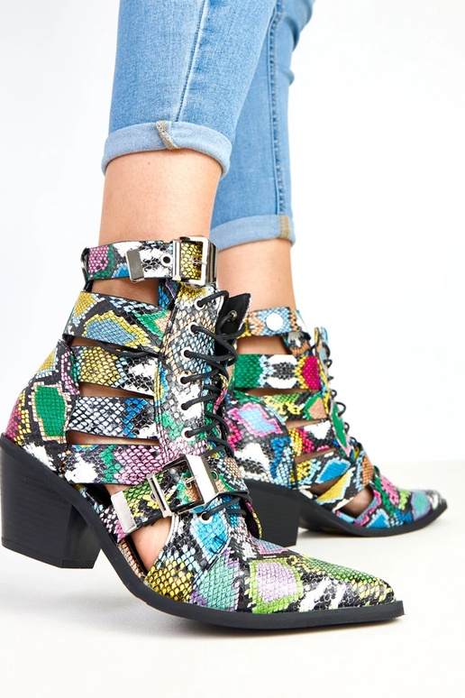 Erinevat värvi botased kontsaga... Erinevat värvi botased kontsaga...