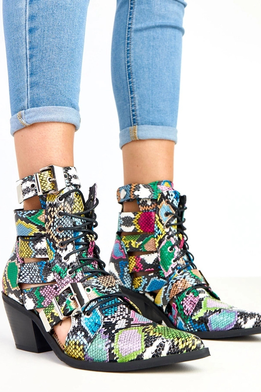 Erinevat värvi botased kontsaga... Erinevat värvi botased kontsaga...